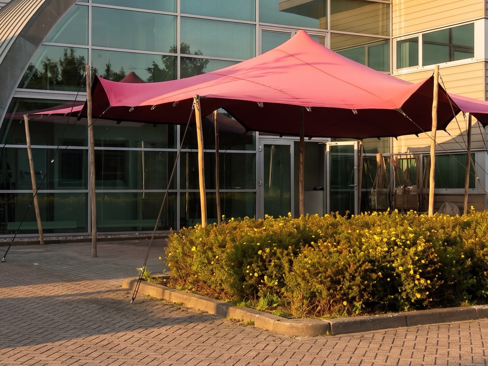 Rode stretchtent voor een pand